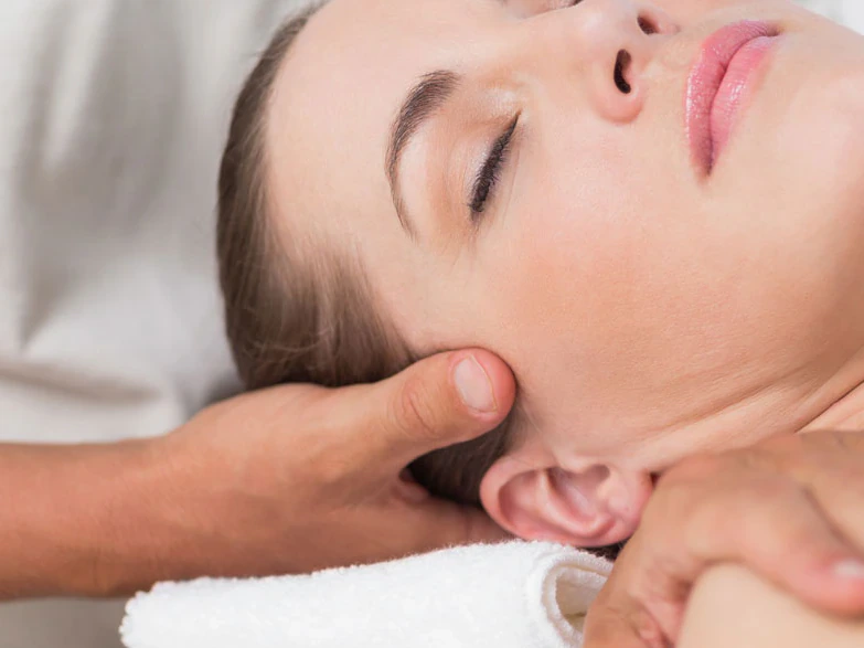 Behandlung von Nacken und Hinterkopf bei Spannungskopfschmerz – Massage Zentrum Bülach