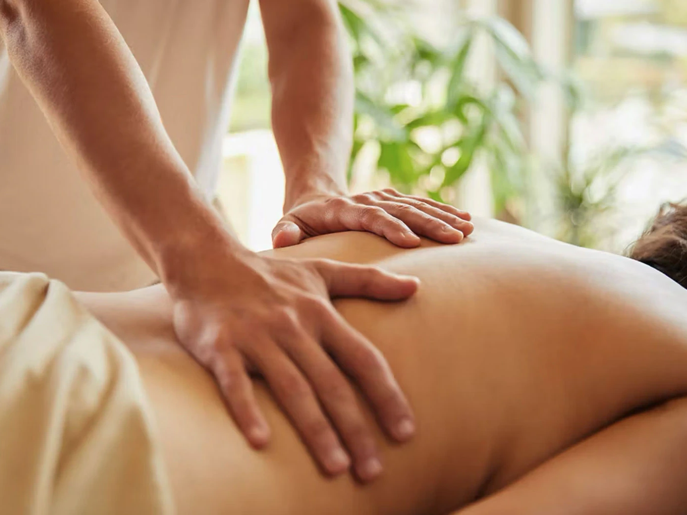 Flächige Arbeit an verhärteter Rückenmuskulatur – Massage Zentrum Bülach