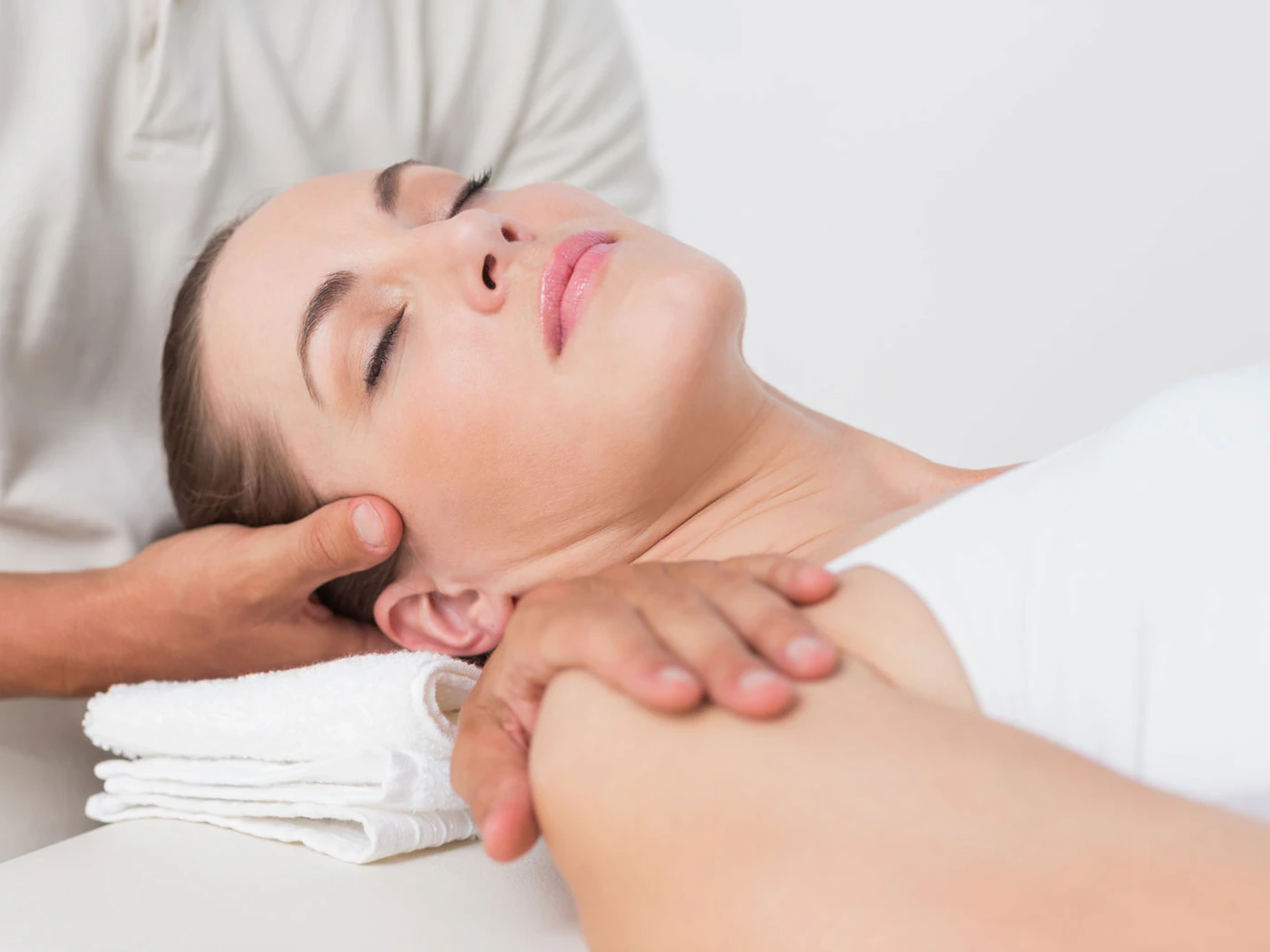 Lösen der Nackenmuskulatur bei Nackenbeschwerden – Massage Zentrum Bülach