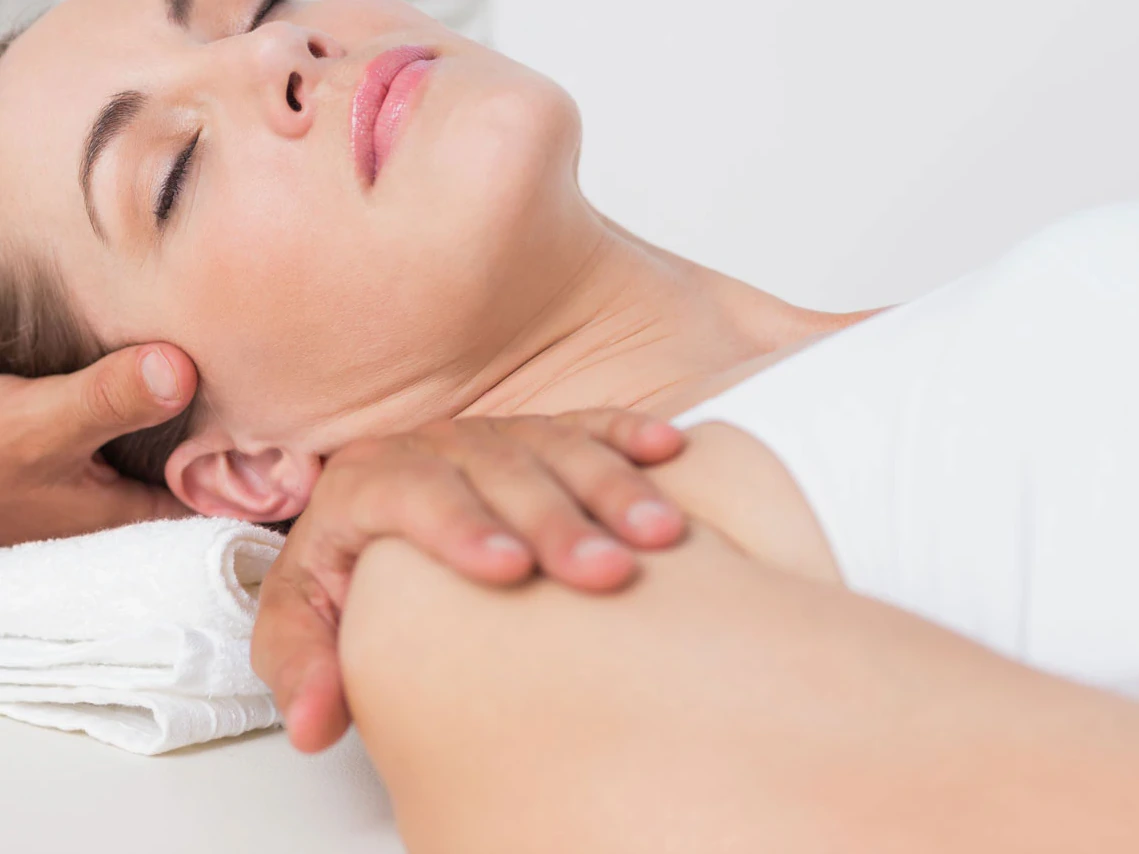 Ruhig aufgelegte Hände an Nacken und Schulter zur Erholung – Massage Zentrum Bülach