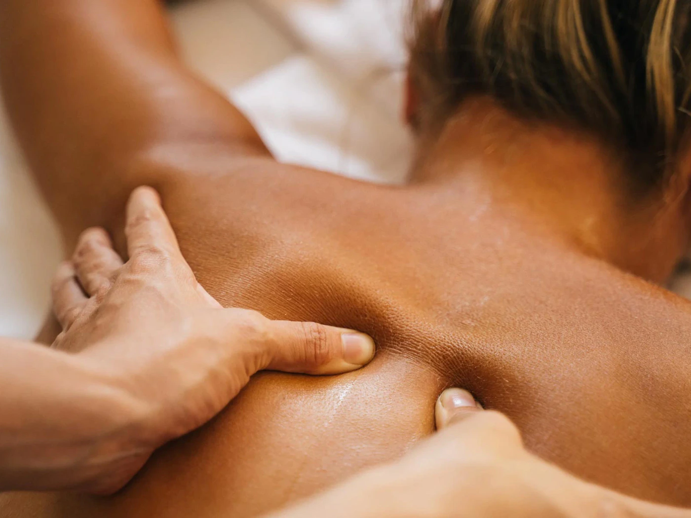 Gezielter Druck auf die Schultermuskulatur bei Schulterbeschwerden – Massage Zentrum Bülach