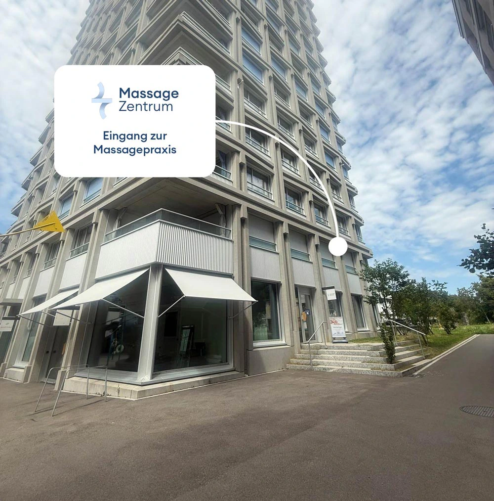 Eingang zum Massage Zentrum Bülach an der Piazza Santeramo 1 – markiert am Gebäude