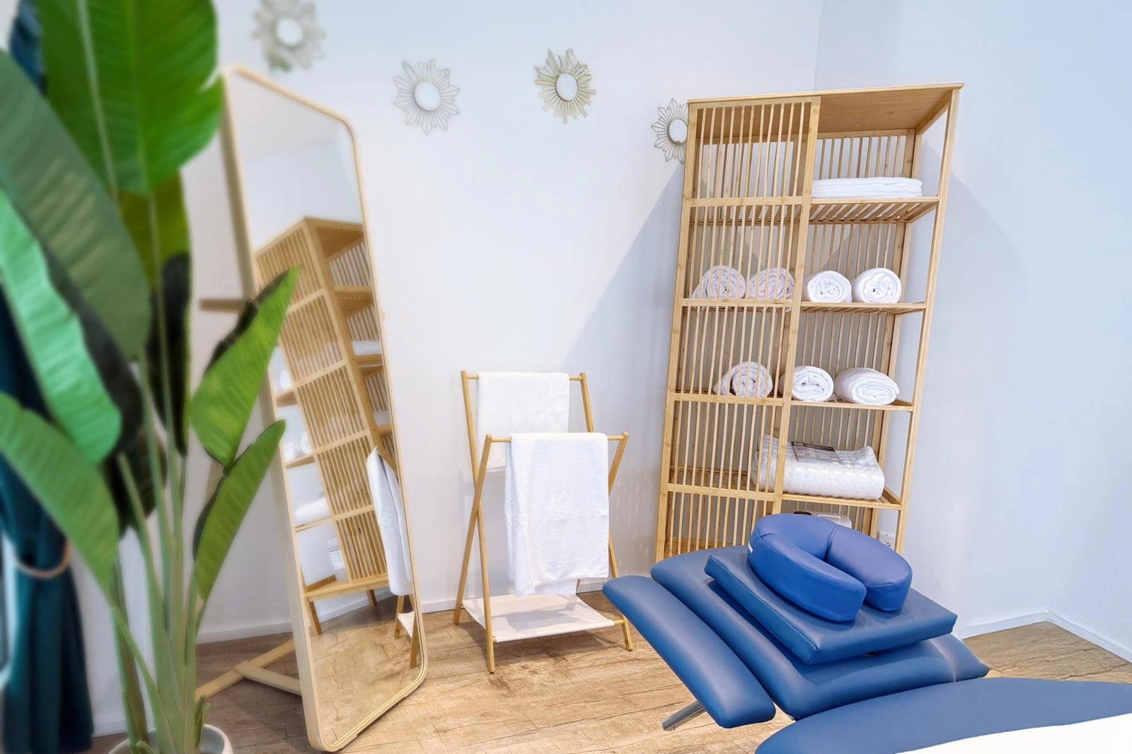 Behandlungsraum im Massage Zentrum Bülach mit Bambusregal, Spiegel und Massageliege