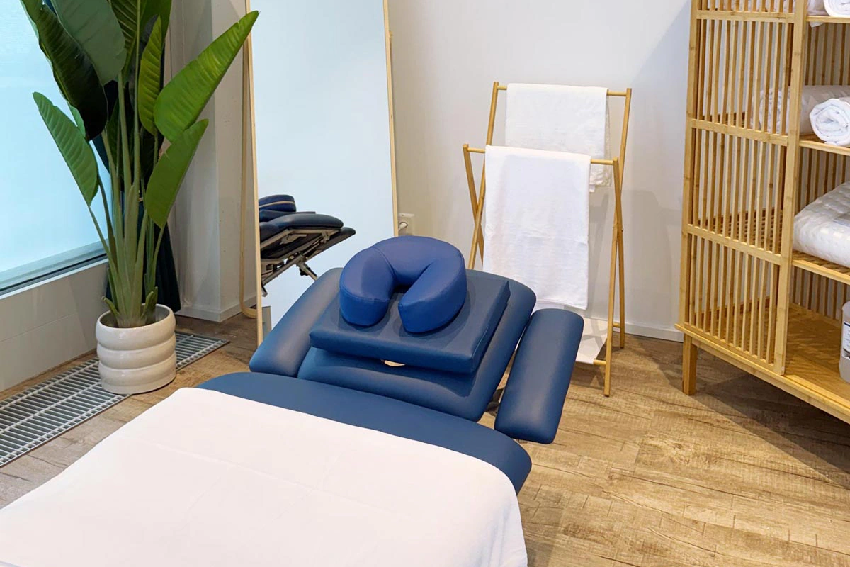 Massageliege und Frottierwäsche im Behandlungsraum an der Piazza Santeramo 1 in Bülach
