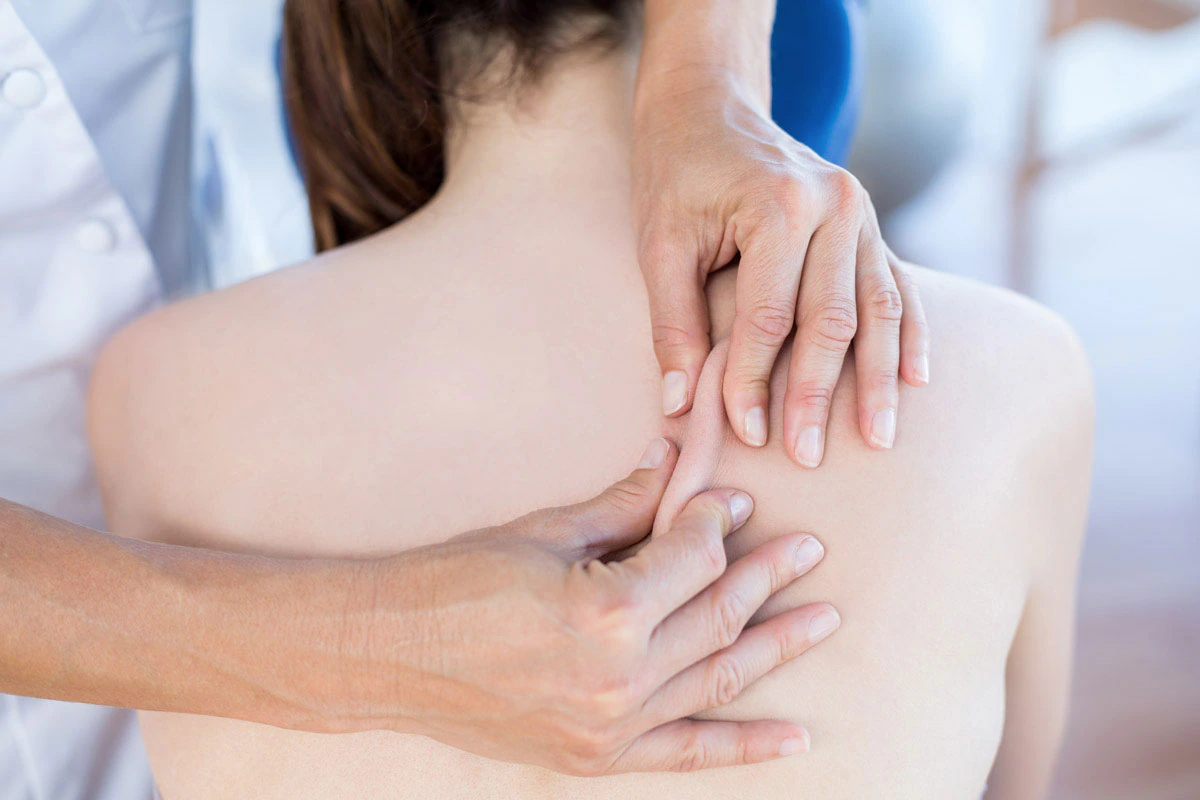 Ziehende Striche am Bindegewebe des Rückens – Massage Zentrum Bülach