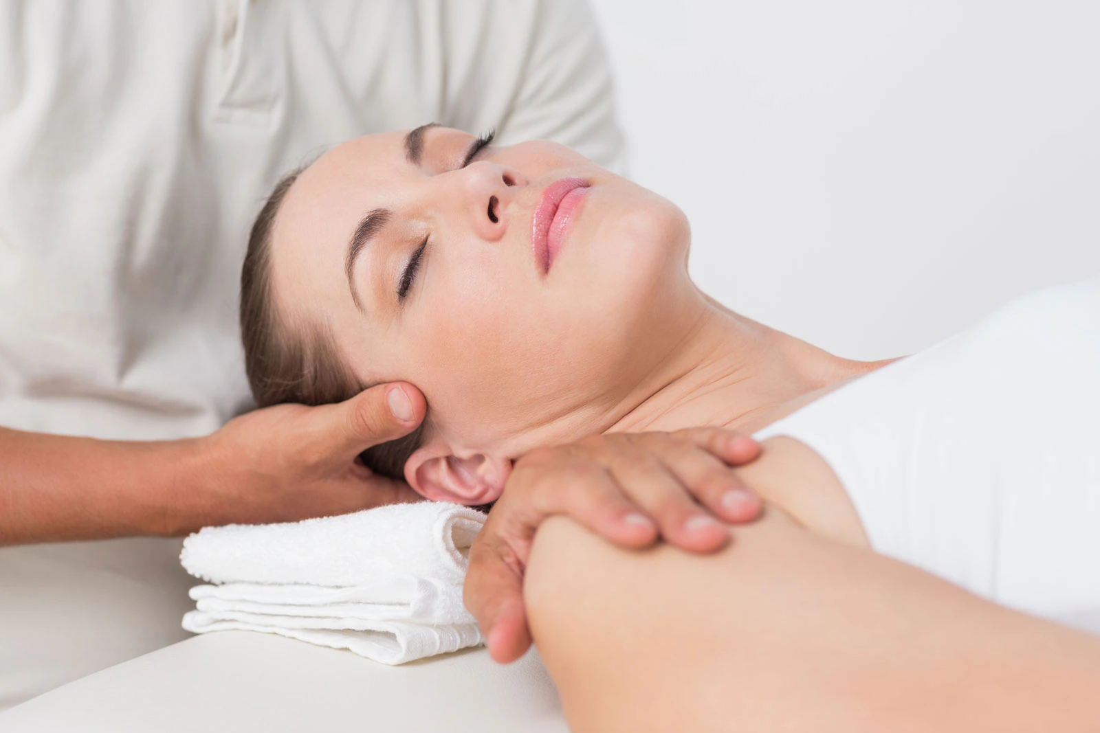 Behandlung von Nacken und Schulter bei der klassischen Massage – Massage Zentrum Bülach