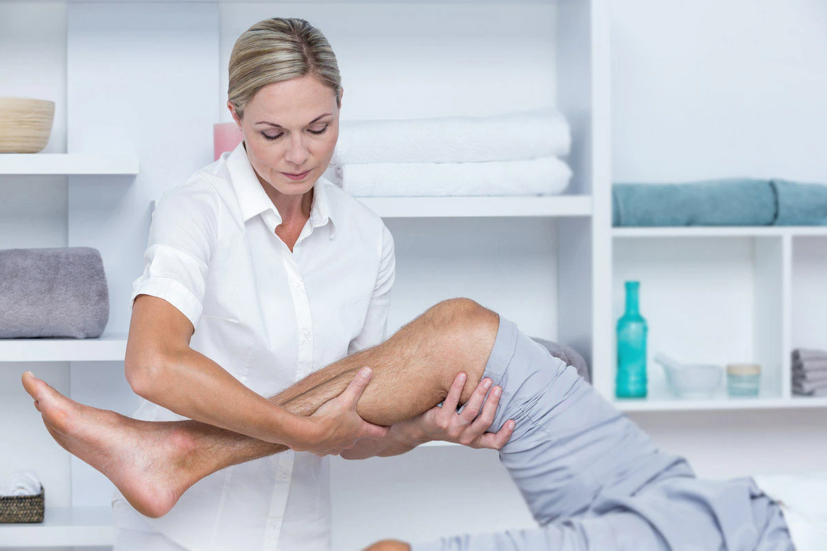 Sanfte Beinbehandlung bei der manuellen Lymphdrainage – Massage Zentrum Bülach