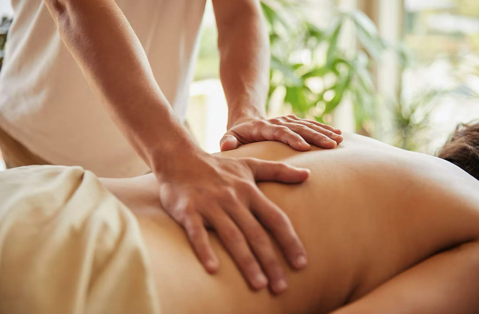 Flächiger, gehaltener Handdruck auf dem Rücken bei Shiatsu – Massage Zentrum Bülach