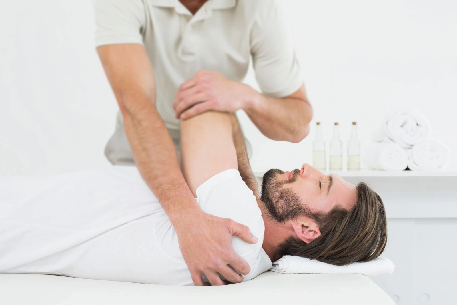 Geführte Dehnung von Arm und Schulter bei der Sportmassage – Massage Zentrum Bülach