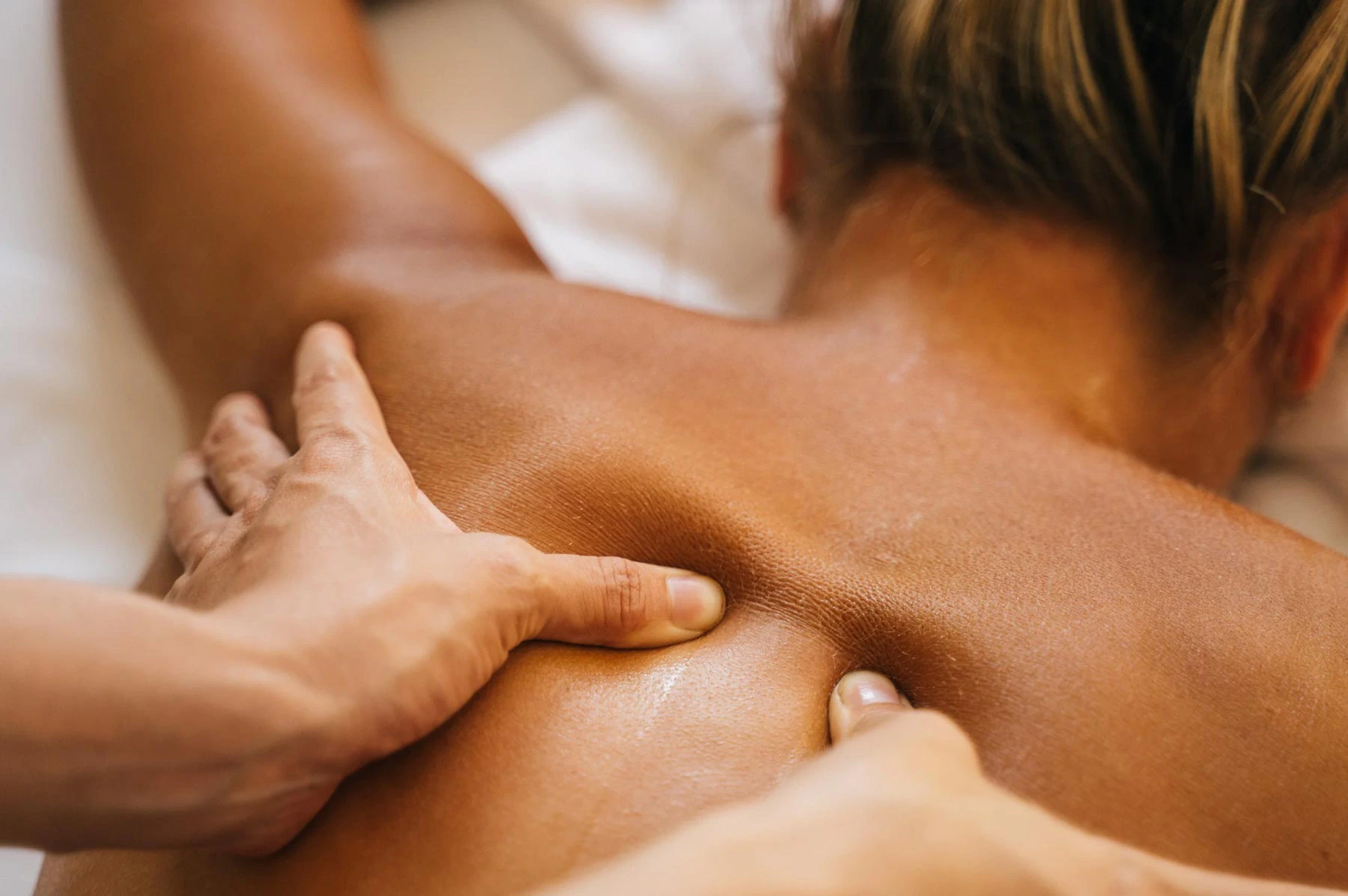Gezielter Daumendruck auf die Schultermuskulatur bei der Thai-Massage – Massage Zentrum Bülach